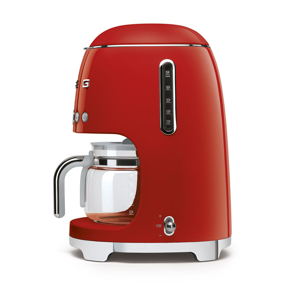 Капельная кофеварка красная стиль 50-х Smeg DCF02RDEU сбоку