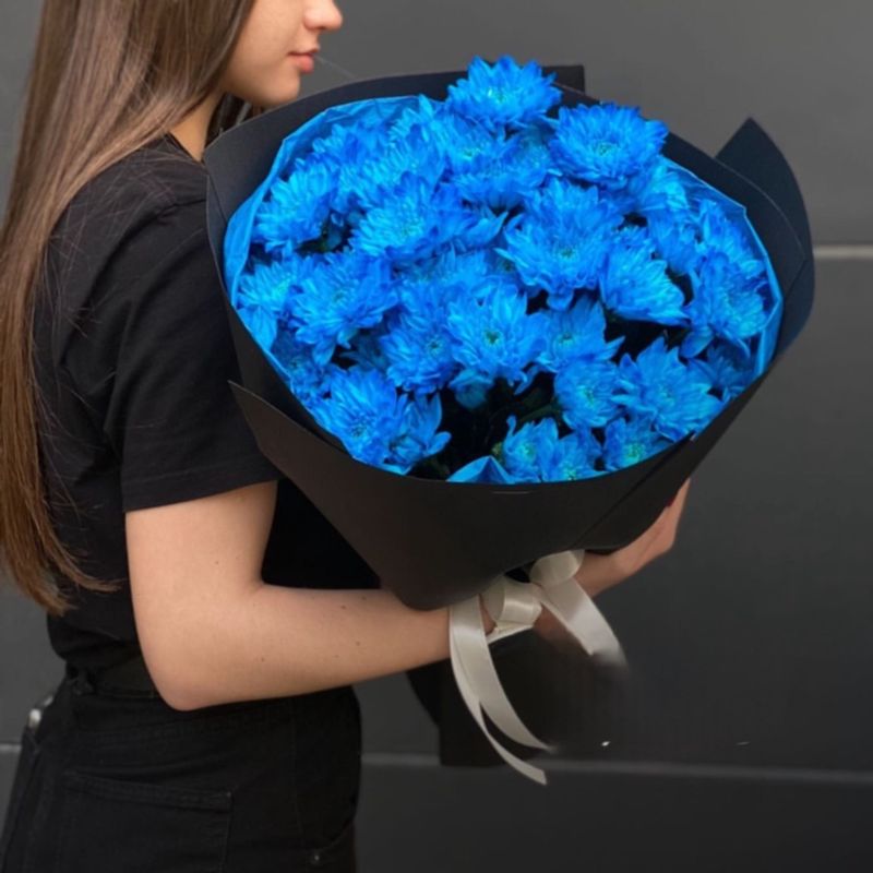 Букет из 7 кустовых синих хризантем в черном оформлении #1818