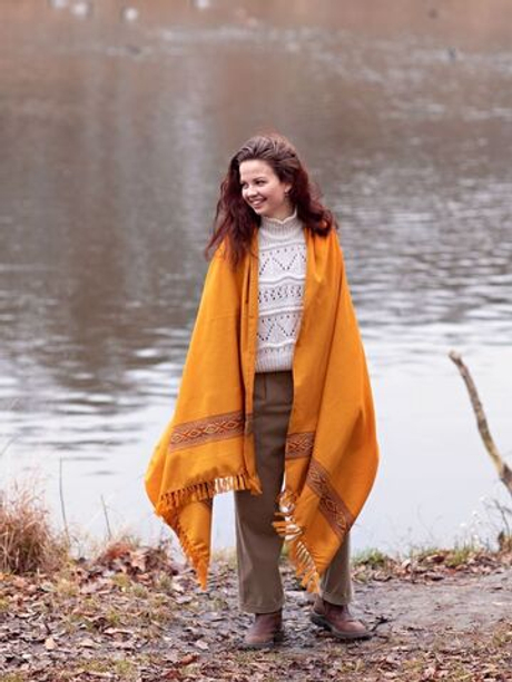 Шерстяной палантин с вышивкой