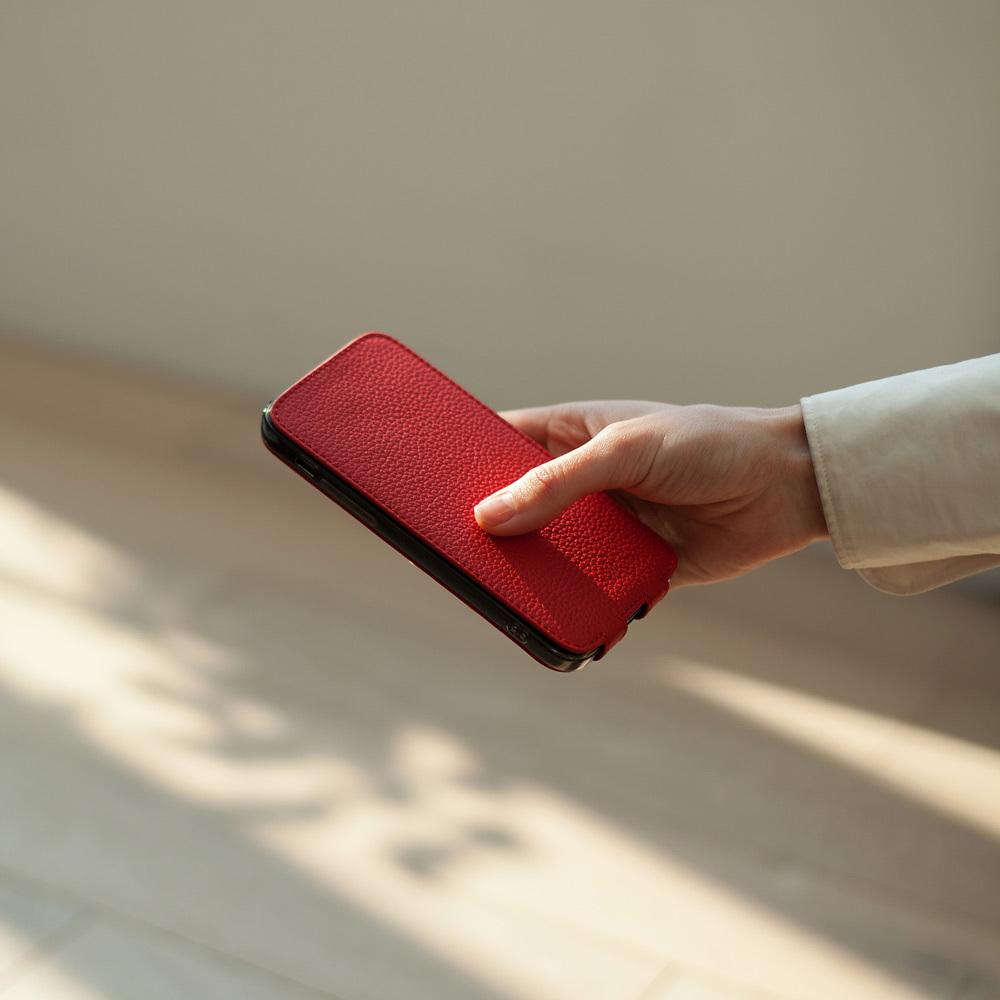 Чехол кожаный для iPhone 13 Pro красного цвета