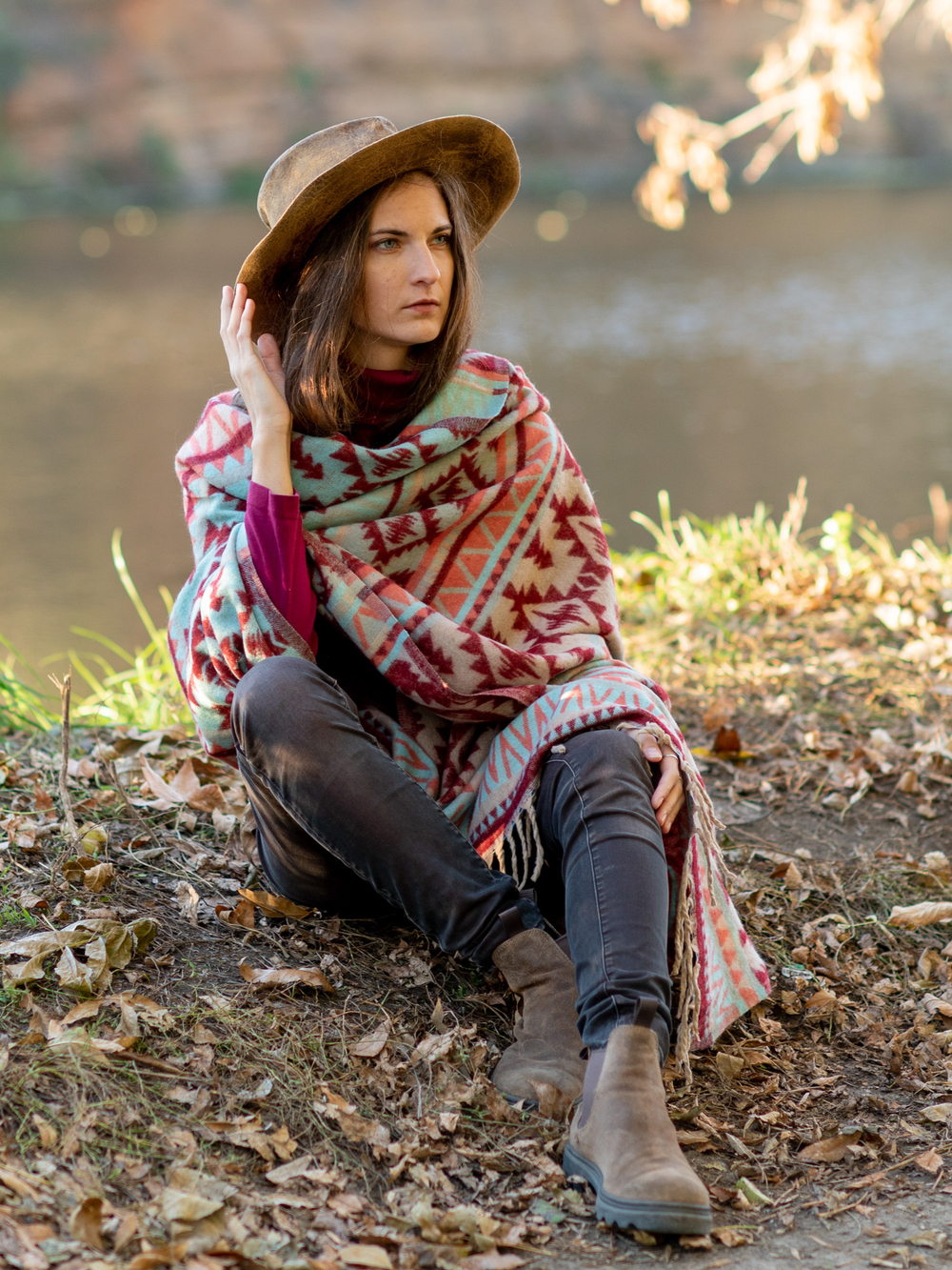 Теплый палантин с орнаментом