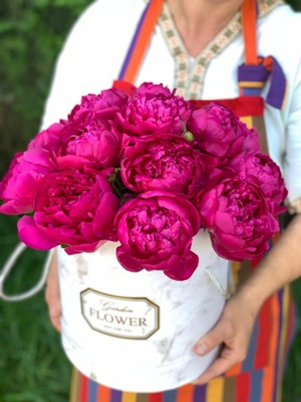 Композиция из малиновых пионов "Luscious peonies"