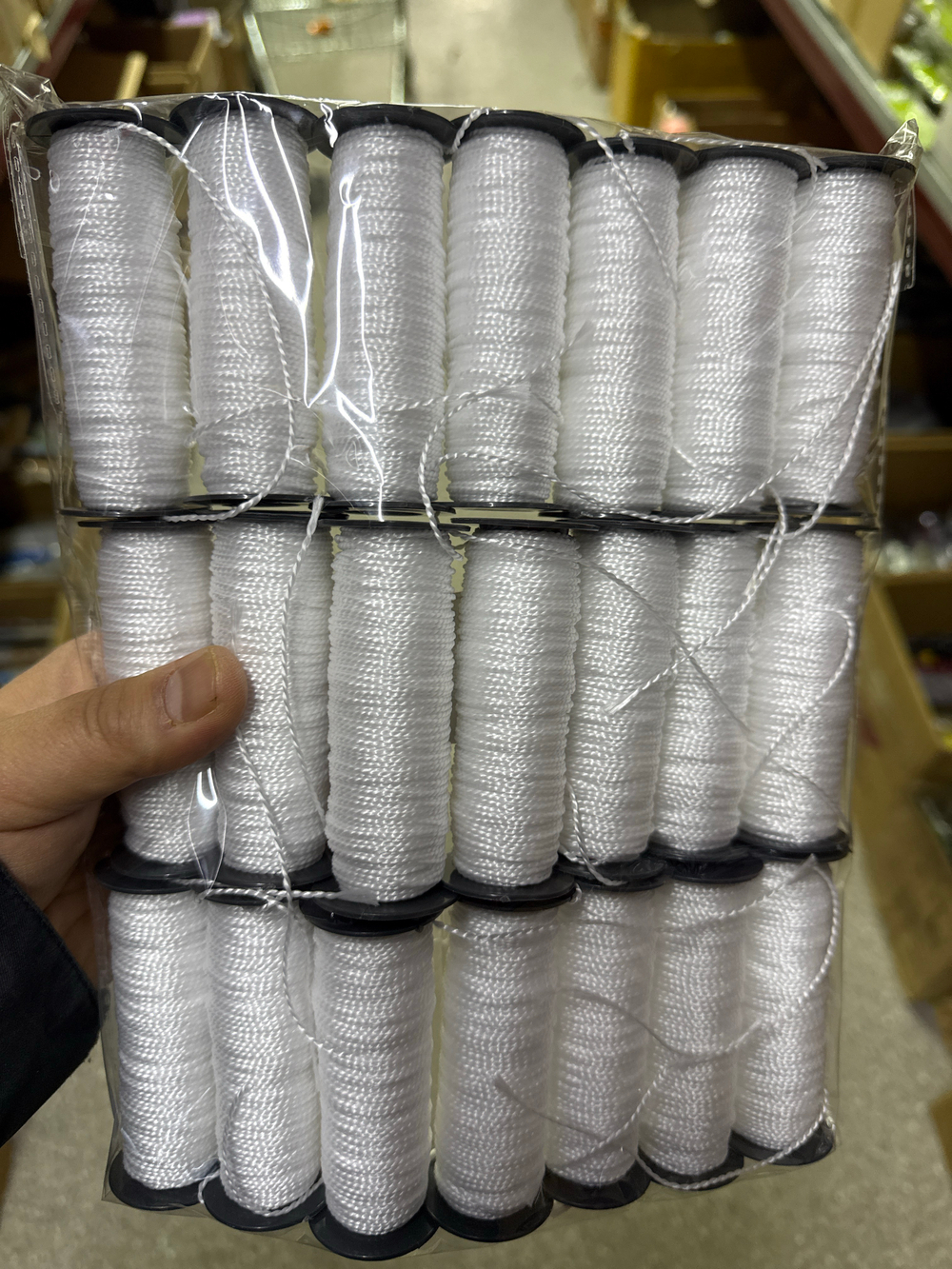 Нитка капроновая белая