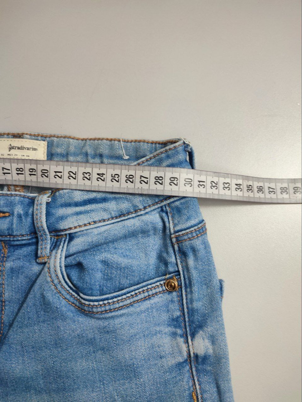 Джинсы Stradivarius с рваным эффектом 40 размер