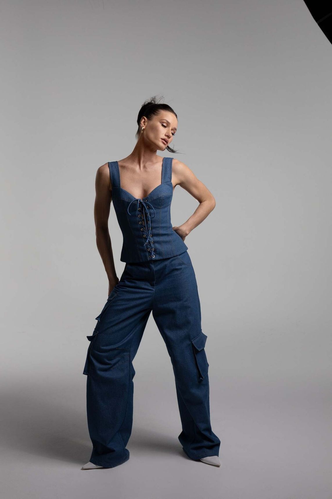 Брюки на низкой посадке из денима с накладными карманами