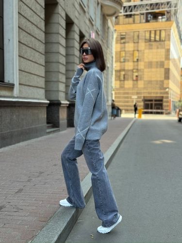 Серый свитер с узором на рукавах