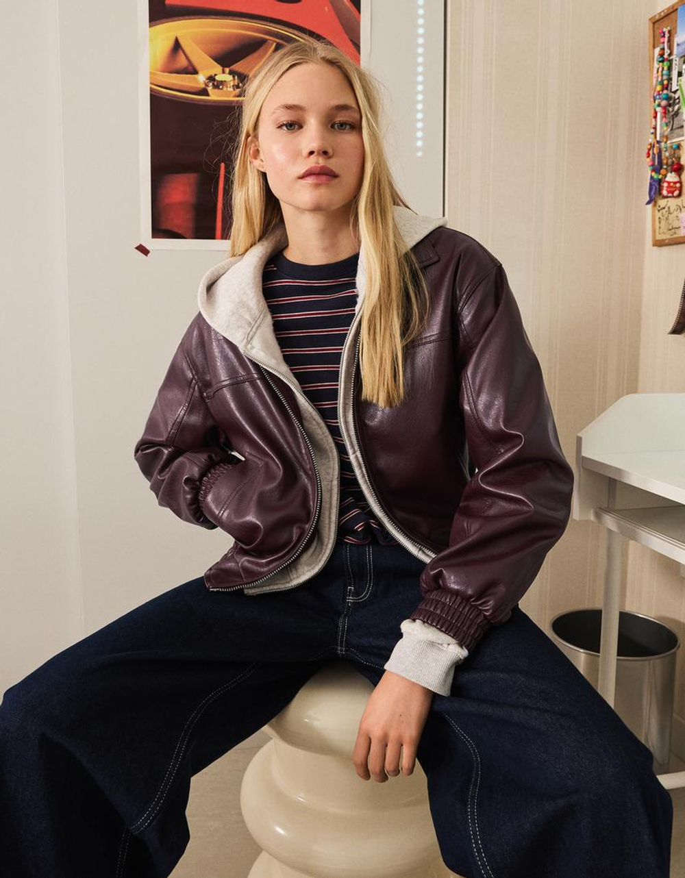 BERSHKA Куртка из искусственной кожи, бордовый