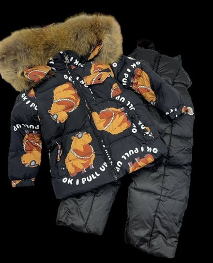 Уникальный зимний костюм Moncler с капибарой
