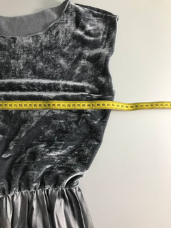 Платье базового цвета для вечернего образа, визуально на 40/42 размер