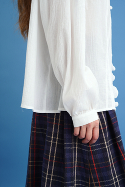 Блузка с рюшами и воротником-стоечкой, белый батист-креп