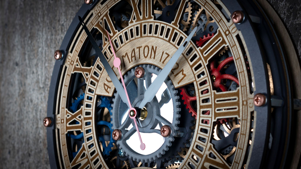 Крупный план часов-метеостанции WOODandROOT Automaton 1722 — открытый механизм, латунные детали и вращающиеся шестерёнки