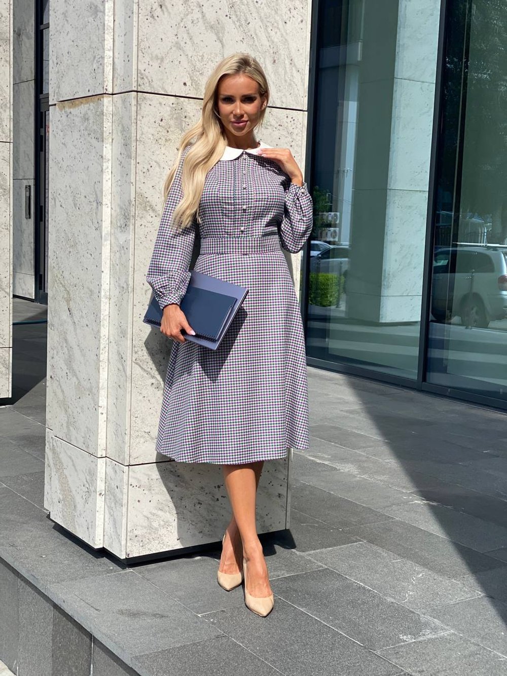 Платье гусиная лапка с белым воротничком из костюмной вискозы