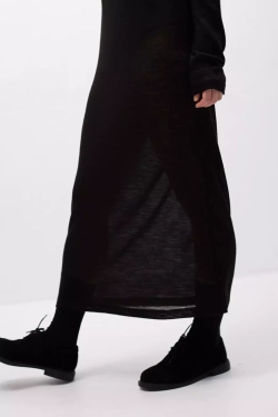 Платье из трикотажа со стойкой черного цвета с поясом