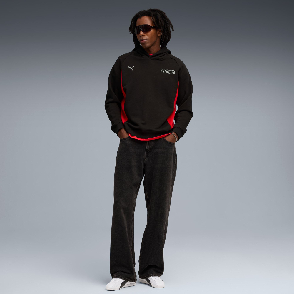 PUMA X SCUDERIA FERRARI МУЖСКАЯ ТОЛСТОВКА С КАПЮШОНОМ SCUDERIA FERRARI LIFESTYLE, ЧЕРНЫЙ