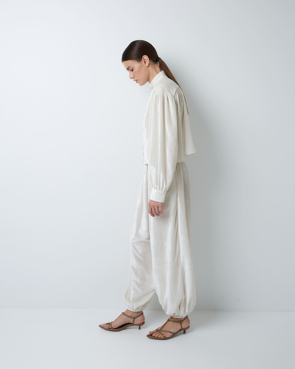 Комплект: блуза и брюки из шелкового бархата молочный