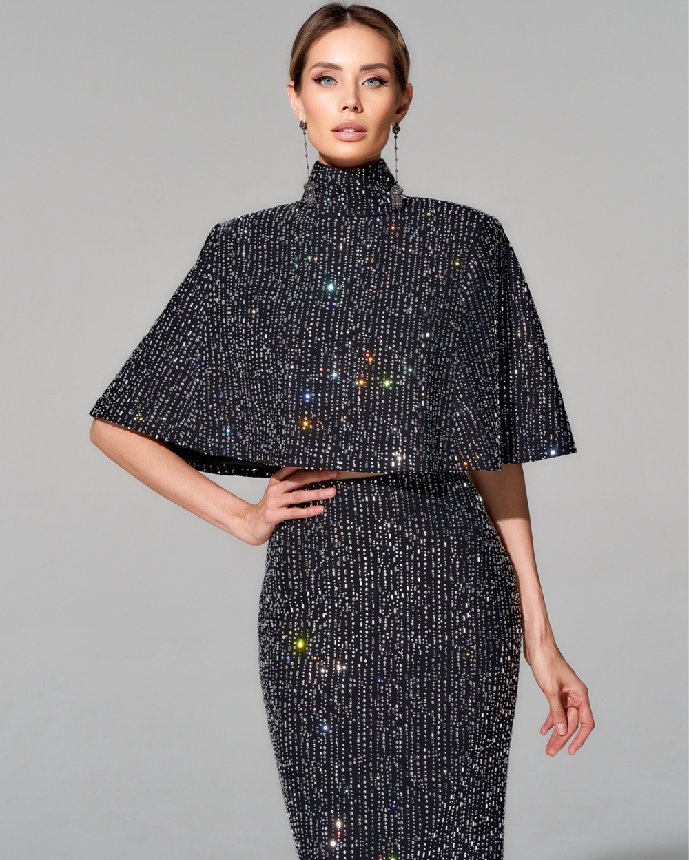 Укороченный кейп с отделкой кристаллами Swarovski