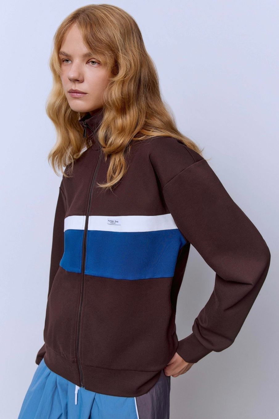 Толстовка на молнии с контрастными вставками