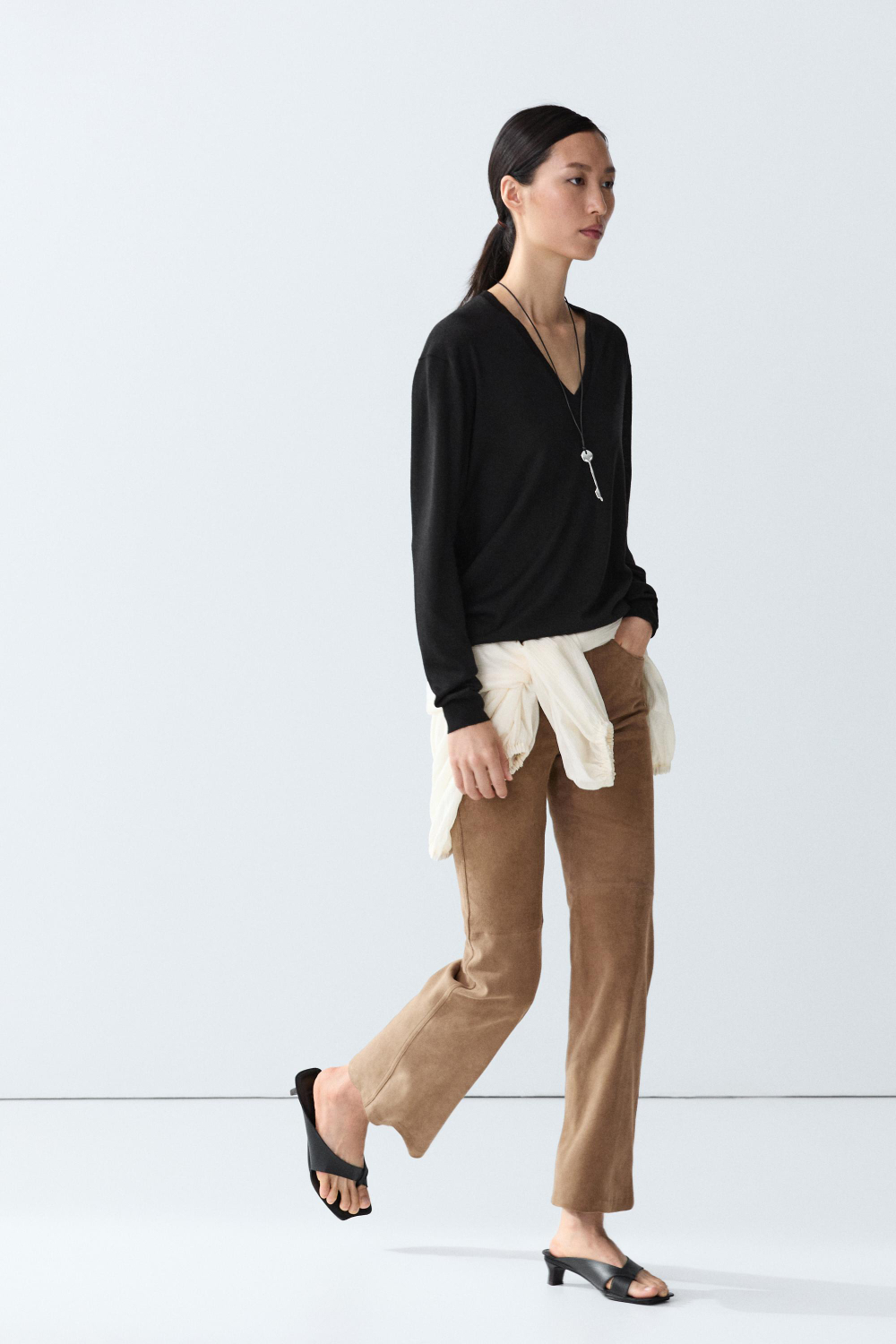 Massimo Dutti Джемпер из шерсти с V-образным вырезом, черный