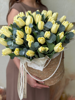 Нежные кремовые тюльпаны и эвкалипт в элегантной корзине от Флора Маркет