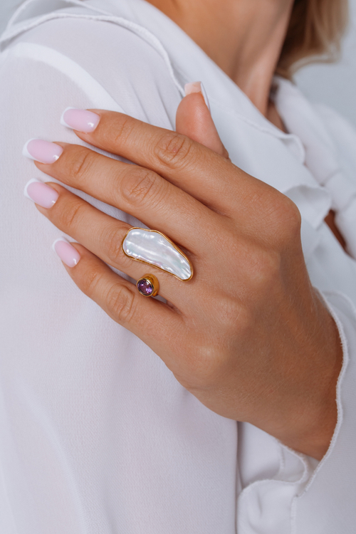 Кольцо с крупным жемчугом и аметистом в золочении