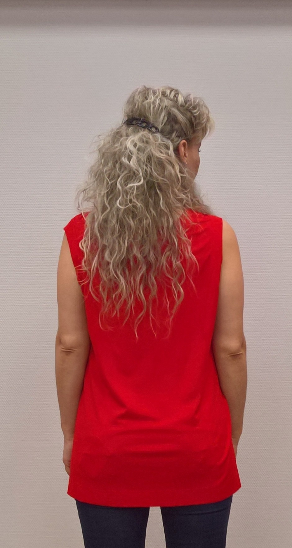 Красный удлиненный топ-майка из вискозы с паетками