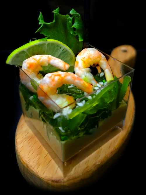 Водоросли чукка с коктейльными креветками и ореховым соусом