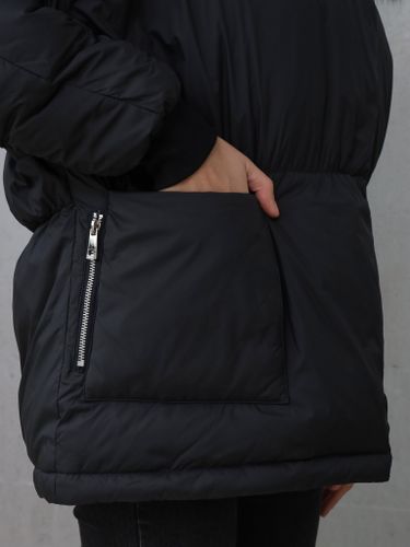 Черный пуховик с отделкой из меха енота