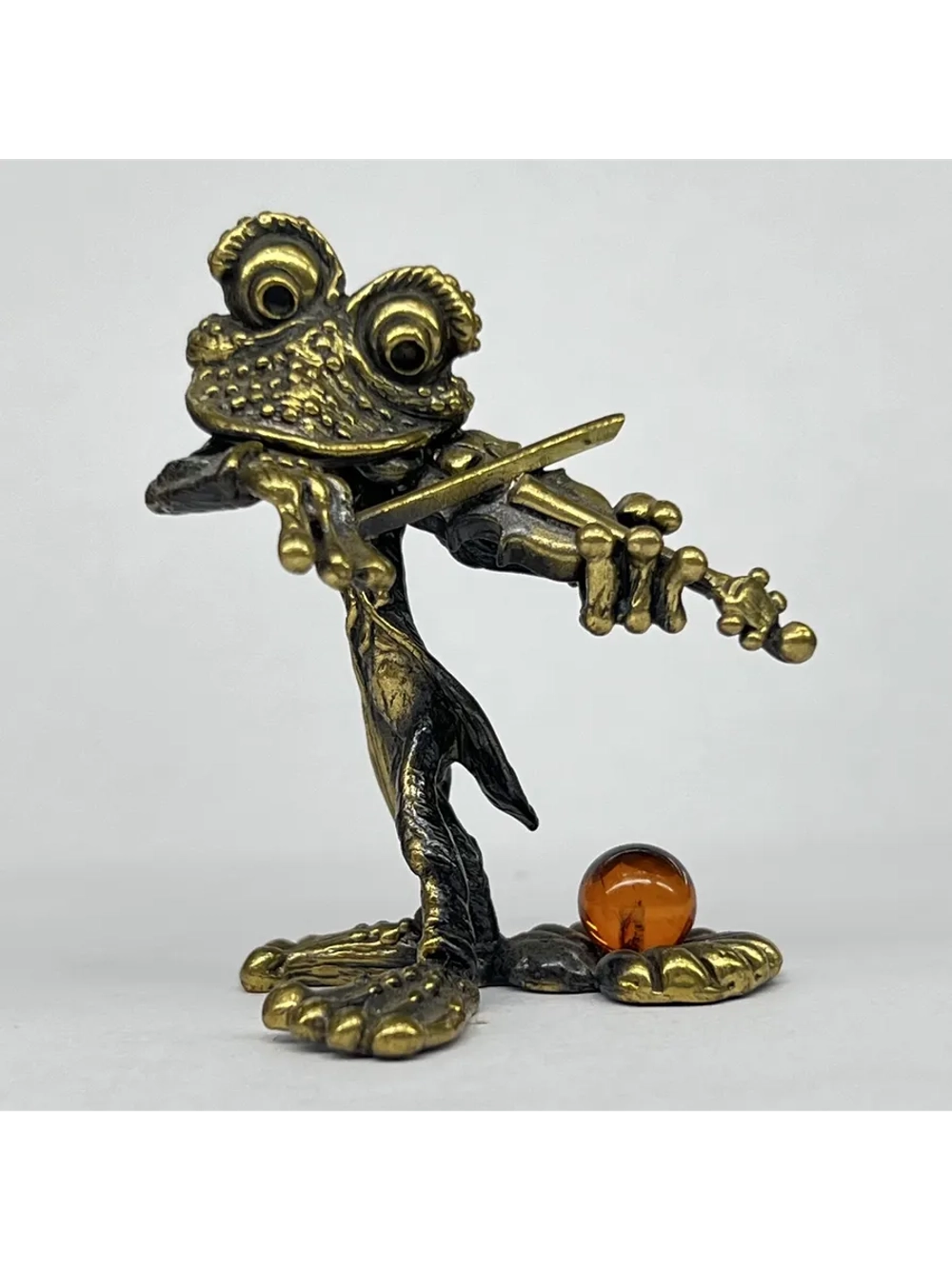 Бронзовая статуэтка на янтаре