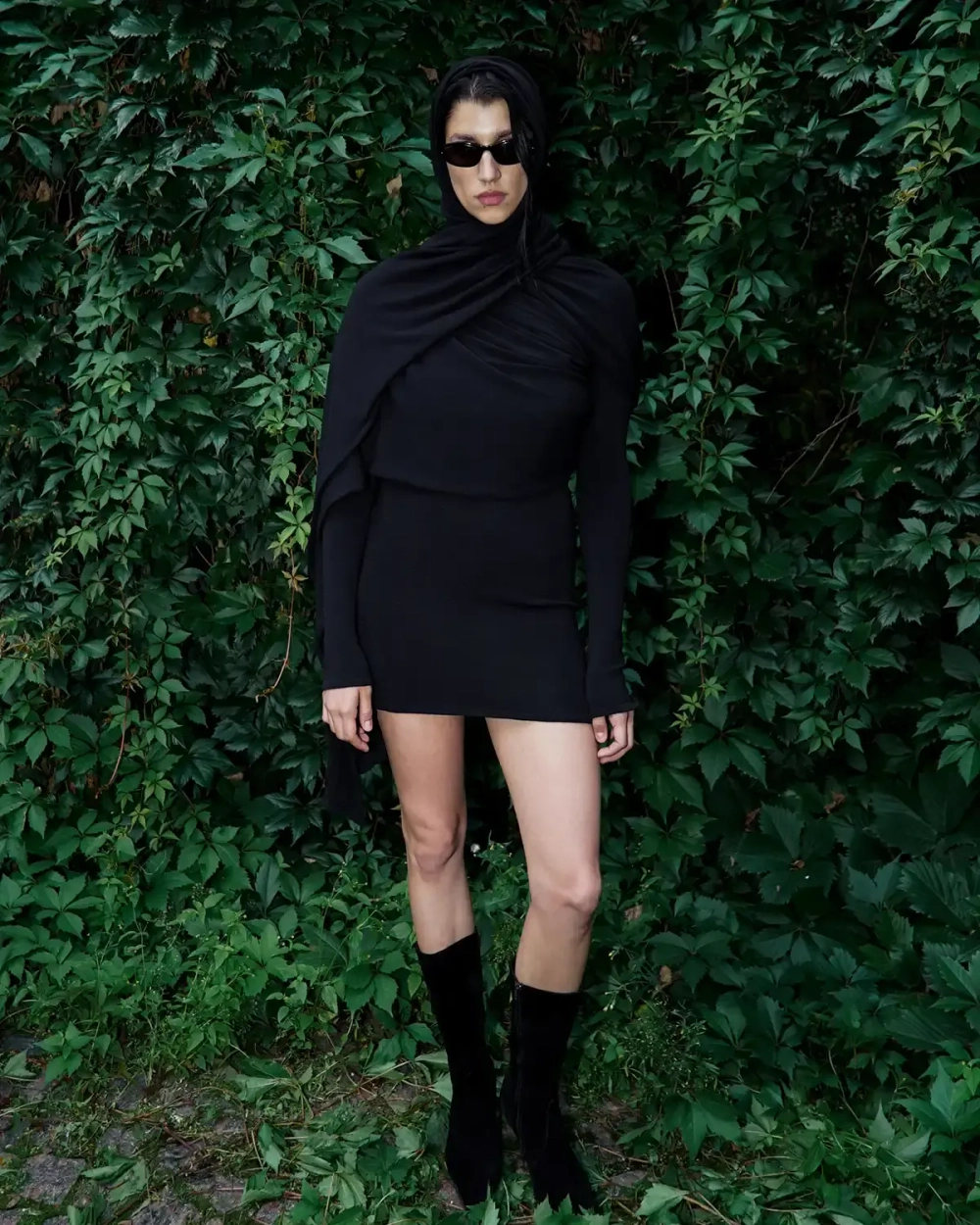 Вязаное платье мини с шарфом-шлейфом