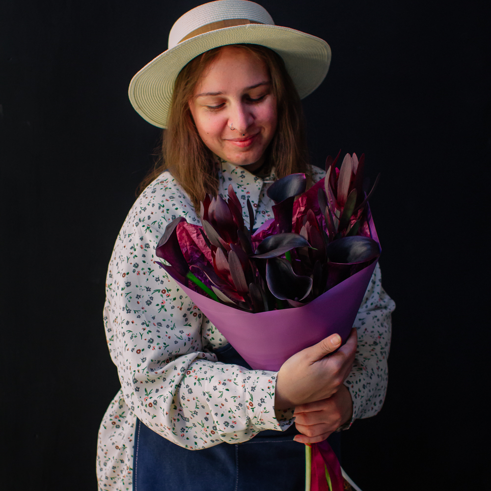 46. Насыщенный дуо-букет с каллами и леукондендронами