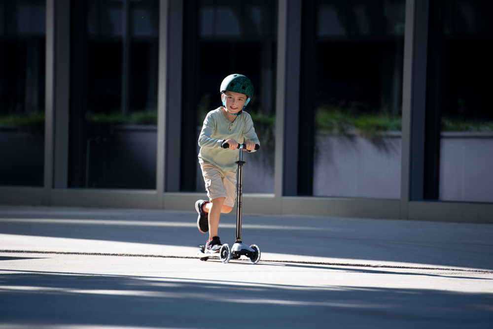 Самокат Maxi Micro Deluxe Flux LED Неохром черный