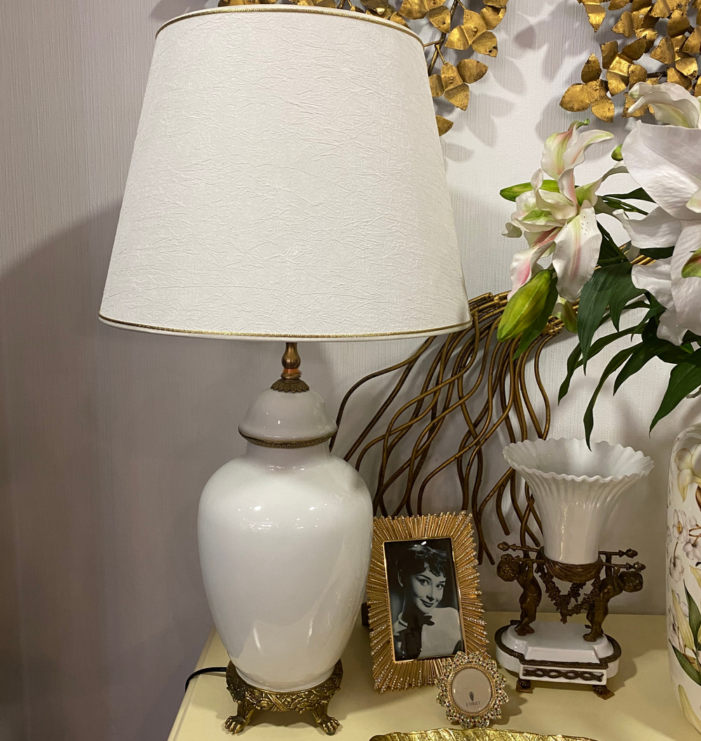 Лампа белая фарфоровая