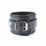 Черные оковы из гладкой кожи