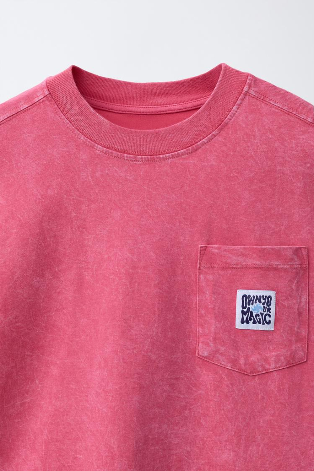 ZARA ФУТБОЛКА ИЗ ФУТЕРА С ПРИНТОМ, КАРМАНОМ И ЭФФЕКТОМ ПОТЕРТОСТИ, РОЗОВЫЙ МЕЛАНЖ