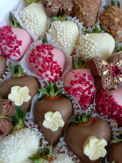 Клубника в шоколаде с бабочками из шоколада