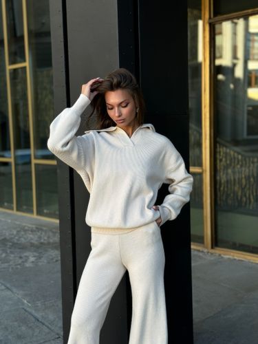 Светло-бежевый трикотажный костюм с воротником-поло