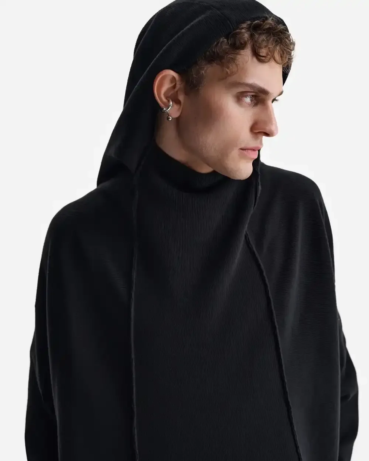 Свитер с капюшоном черный