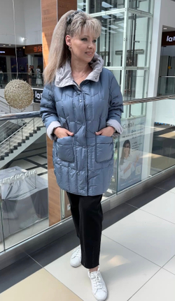 Голубая удлиненная куртка с серой отделкой капюшона