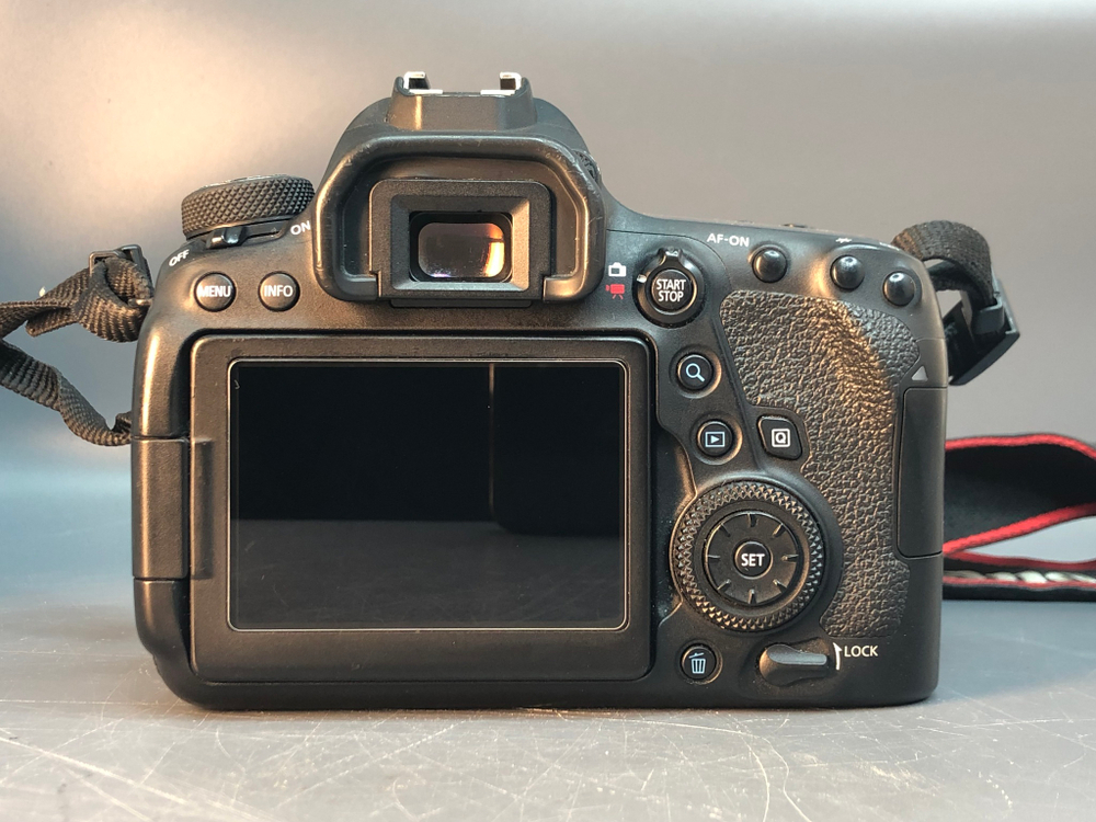 Canon 6D Mark II Body 54.000 Кадров, немного туго вращается колесо