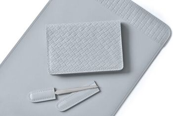 Настольный набор из серой кожи treccia