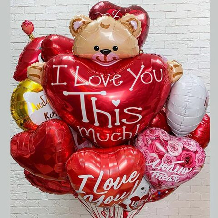 Большая композиция из красных сердец и мишкой