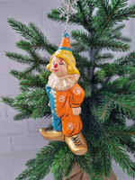 Клоун в оранжево-голубом костюме