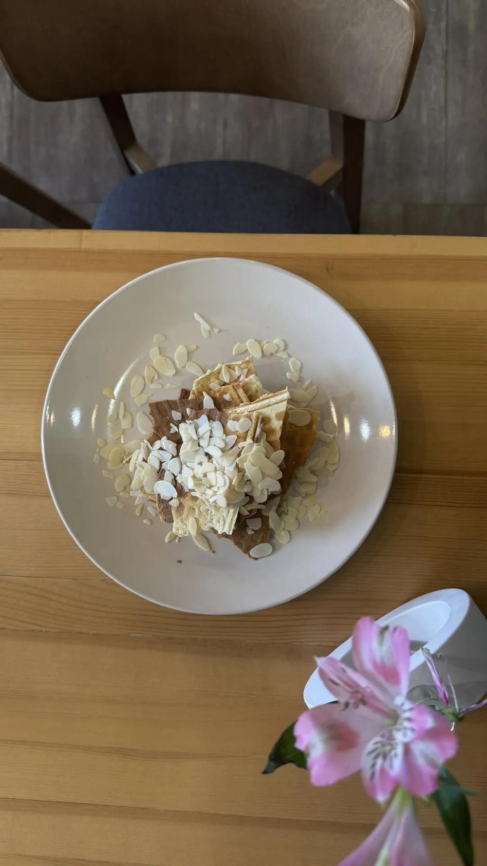 Хрустящие вафли с кремом из вареной сгущенки.