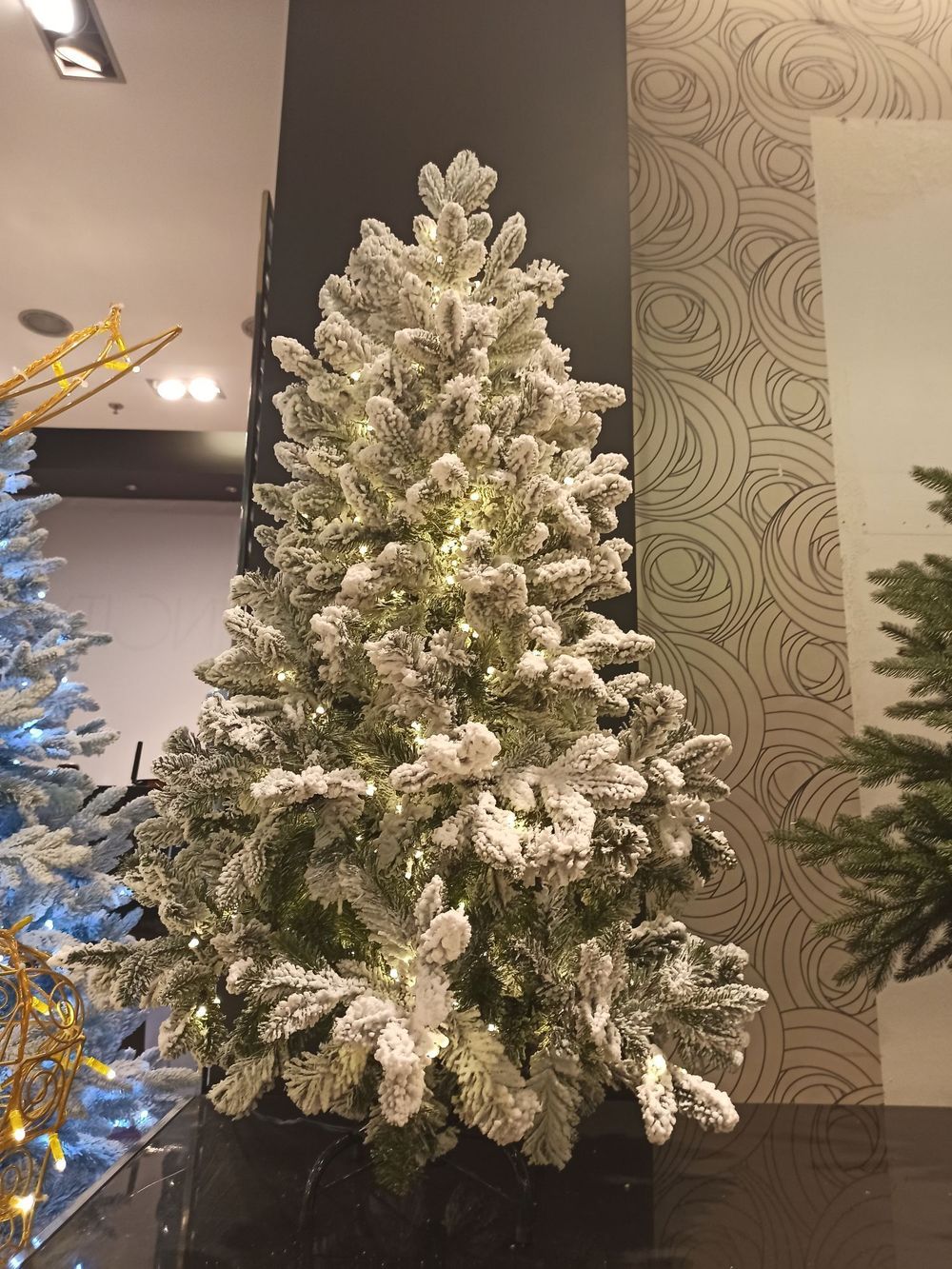 Заснеженная ель с гирляндой «Барокко» теплый свет (Литая+пвх) 180 см / 1,8 м