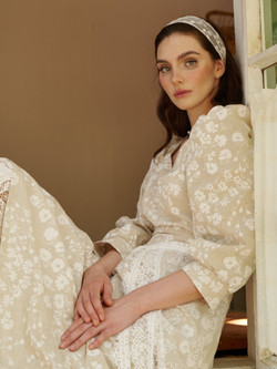 Платье миди с вырезом