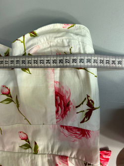 Платье с отрытым декольте и яркими акцентными розами, визуально на 42 размер