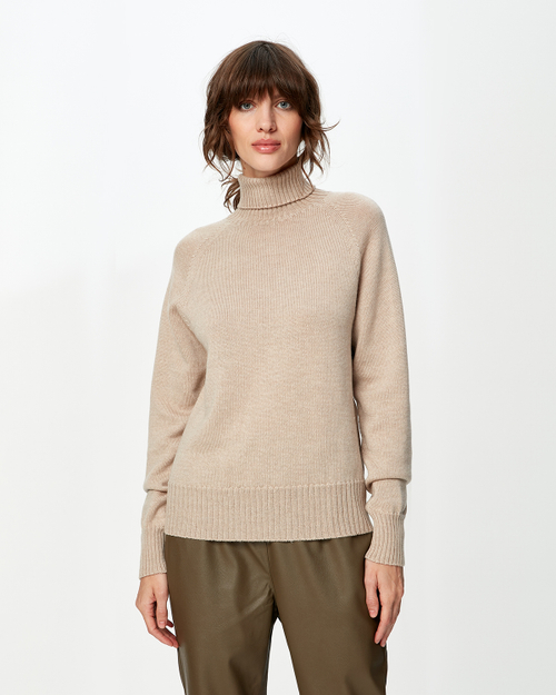 Свитер с высокой горловиной в рубчик