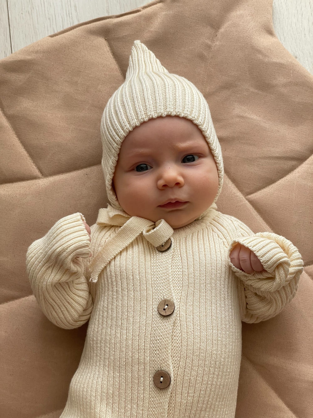 Вязаный комплект Комбинезон и чепчик, Молочный