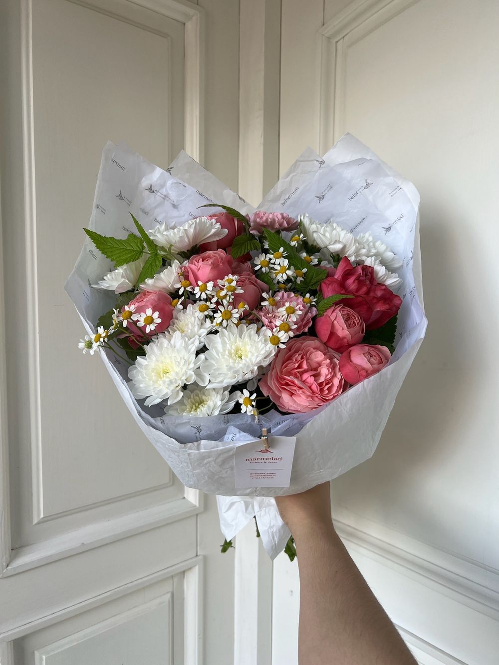 Букет сборный с кустовыми пионовидными розами,хризантемой и ромашкой