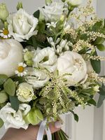 Свадебный букет из пионов, оксипеталума, ромашки, лизиантуса и эвкалипта